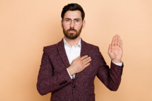 Ein junger Lehrer in symbolischer Haltung für die Vereidigung.