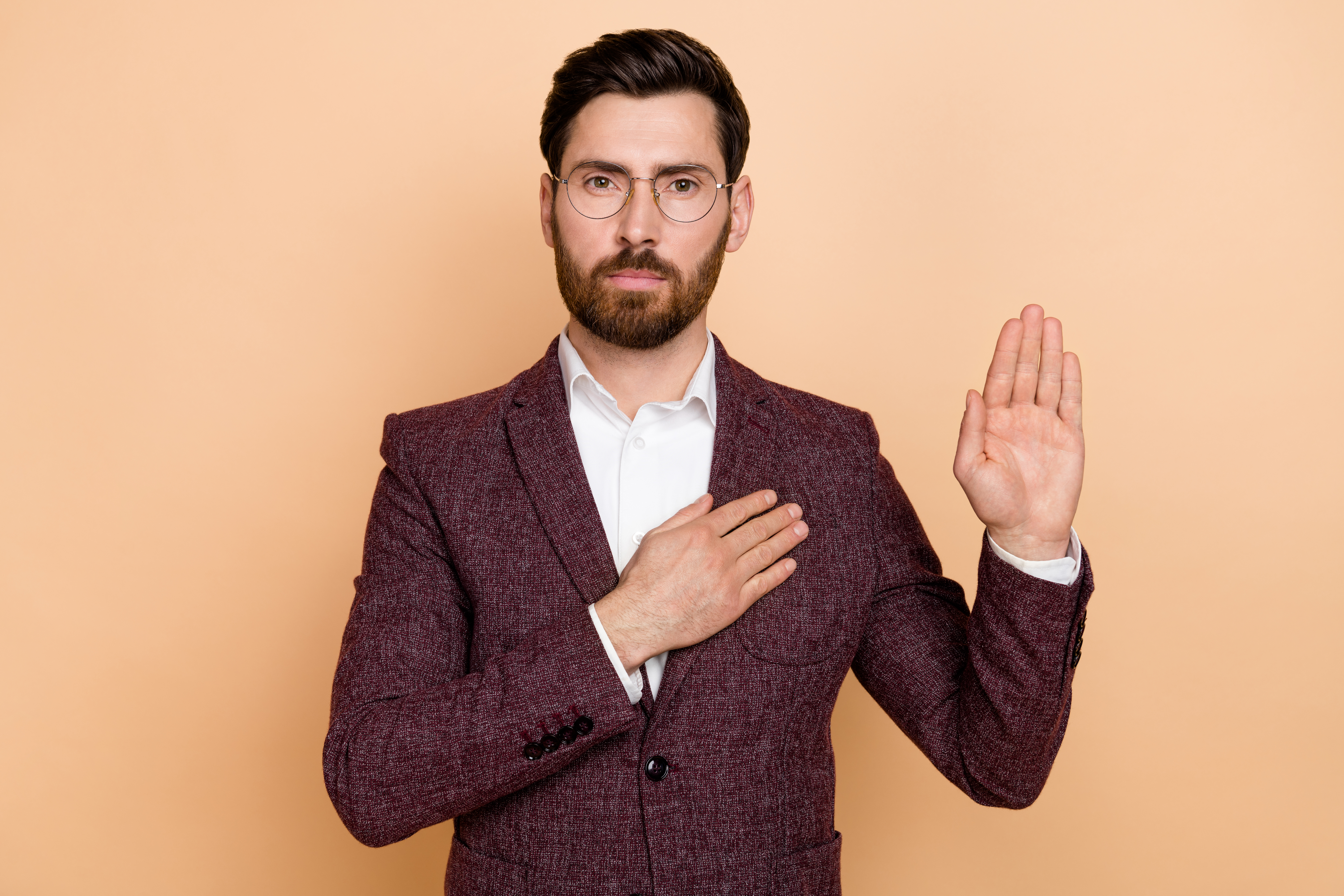 Ein junger Lehrer in symbolischer Haltung für die Vereidigung.