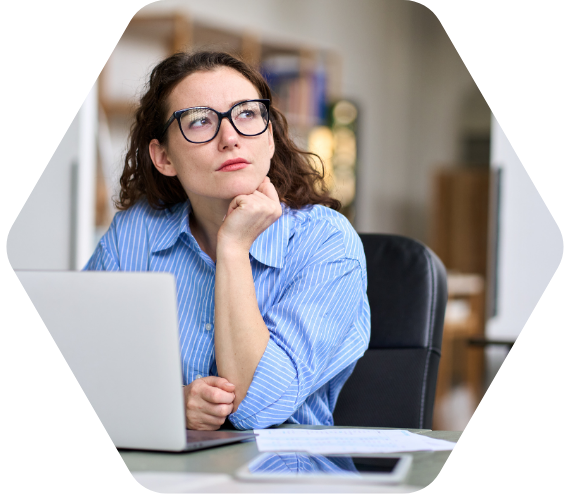 Nachwuchs-Schulleiterin sitzt nachdenklich am Schreibtisch mit Laptop – Einstieg in die Schulleitung und neue Herausforderungen