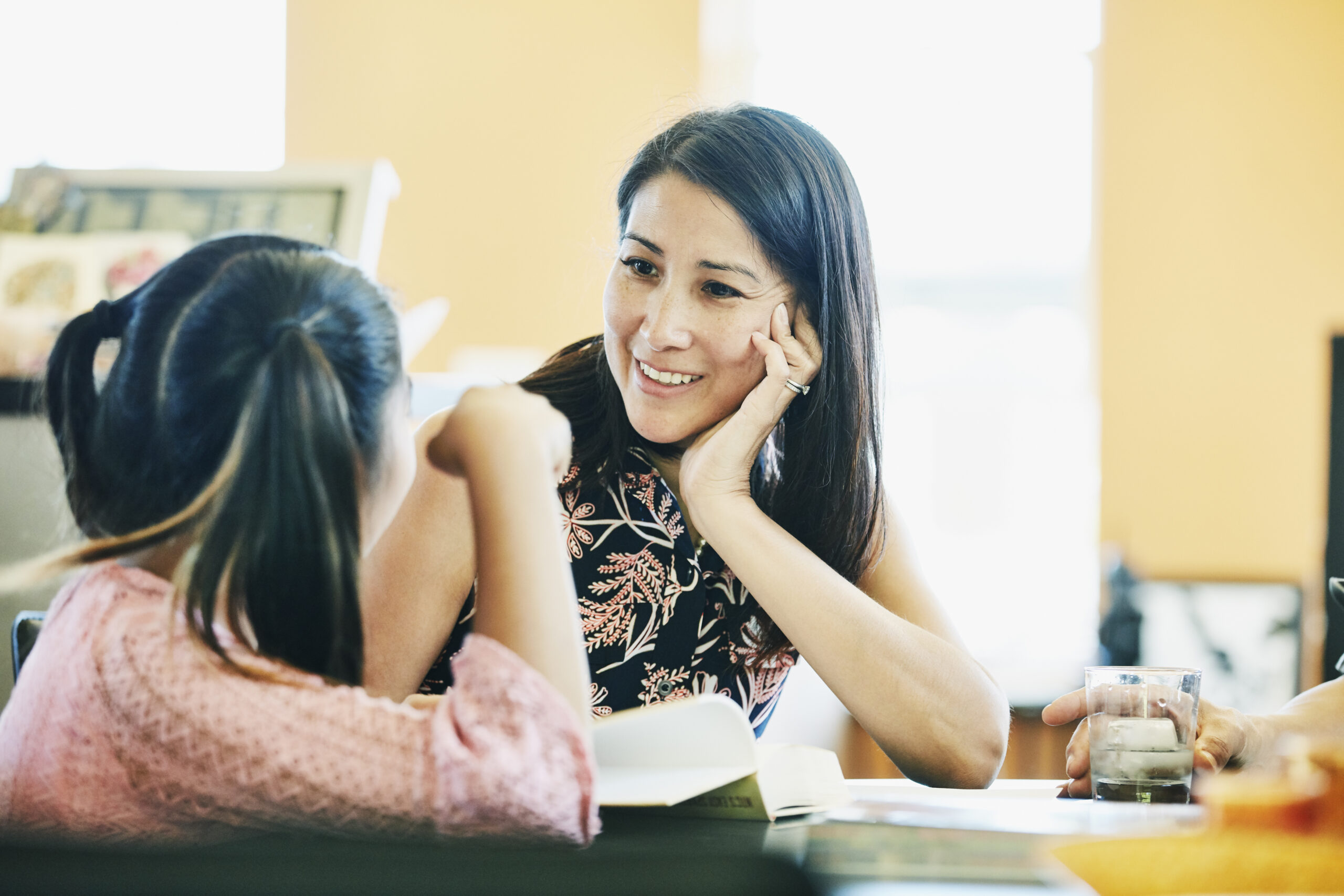 Lehrkraft spricht mit Schülerin im Klassenzimmer – Interaktion in Schule und Bildung.