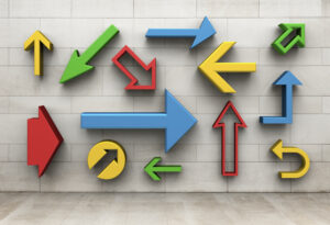 Bunte 3D-Pfeile in verschiedenen Größen und Richtungen sind an einer Wand angebracht.