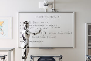 Ein humanoider Roboter steht vor einer Tafel im Klassenraum und schreibt mathematische Formeln.