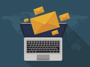 Illustration eines Laptops, aus dem mehrere gelbe Briefumschläge als Symbol für E-Mails herausfliegen.