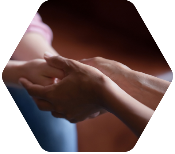 Nahaufnahme zweier Hände, die sich haltgebend umfassen – Symbol für Vertrauen, Unterstützung und Resilienz.