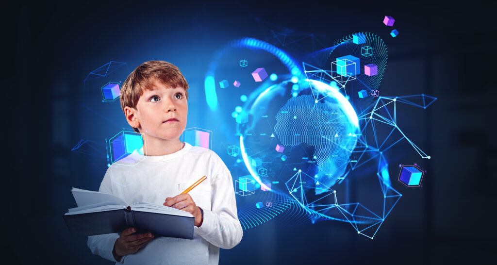 Ein Junge hält ein Notizbuch und einen Stift in der Hand, während im Hintergrund eine digitale Grafik mit einer leuchtenden Weltkugel und Netzwerksymbolen dargestellt ist.