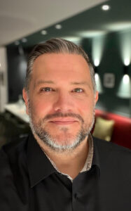 Der Autor des Papers: praxisnah, erfahren und strategisch in der Schulentwicklung verankert.