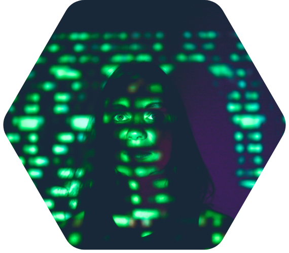 Person mit grün leuchtenden digitalen Mustern im Gesicht.