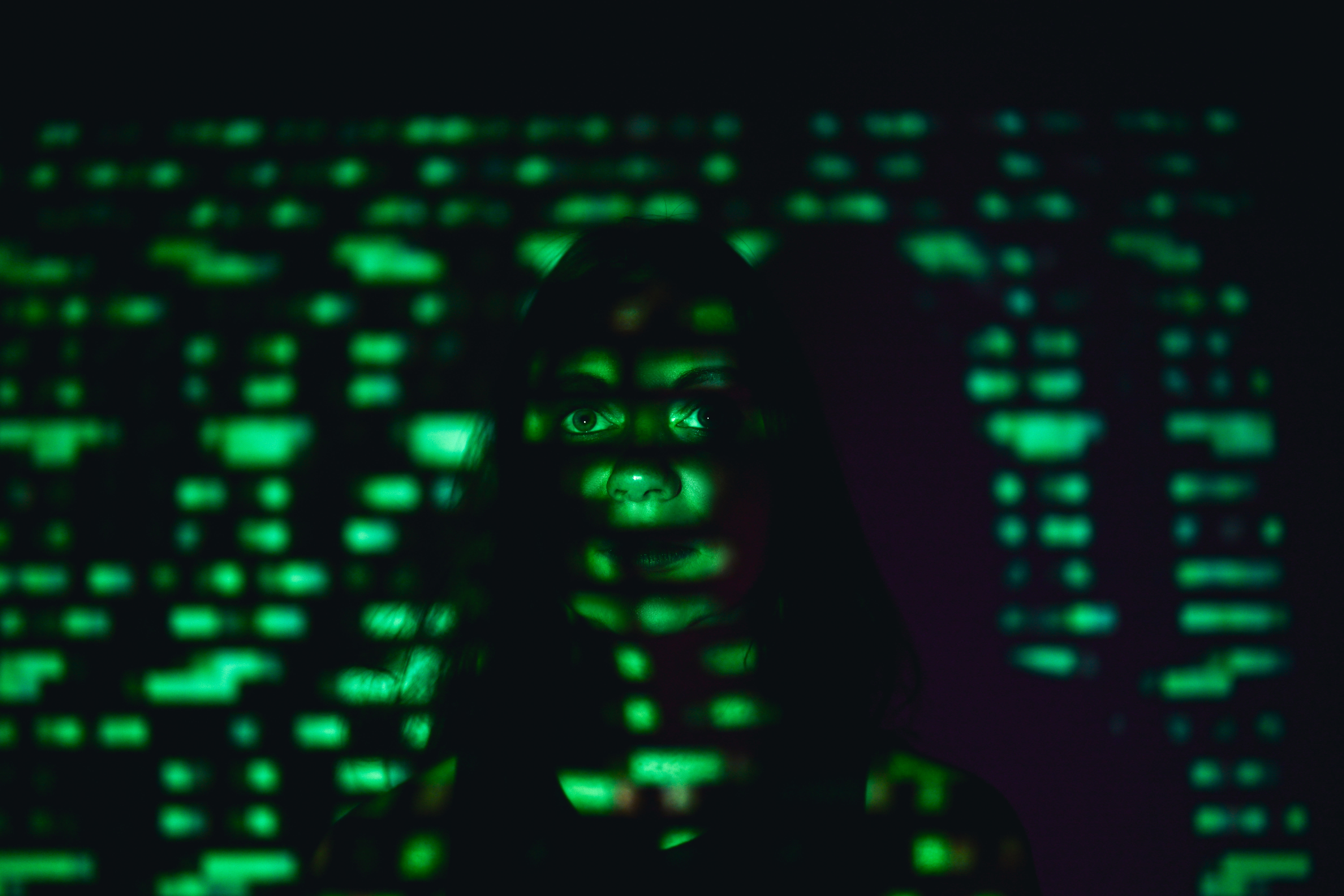 Symbolbild für Cybermobbing: Das Gesicht eines traurigen Mädchens im grün leuchtenden Cyberspace. Symbolbild für Cybermobbing: Das Gesicht eines traurigen Mädchens im grün leuchtenden Cyberspace.