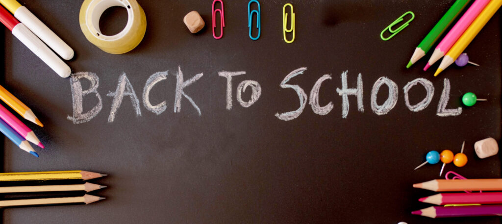 Eine Tafel mit der Aufschrift "Back to school".