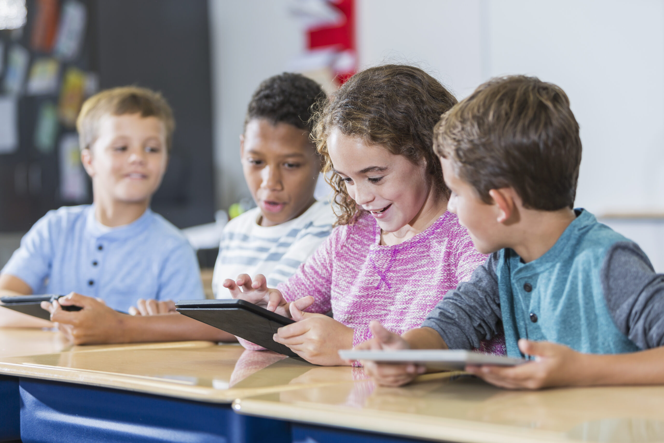 Grundschulkinder bei der Arbeit mit Tablets. Grundschulkinder bei der Arbeit mit Tablets.