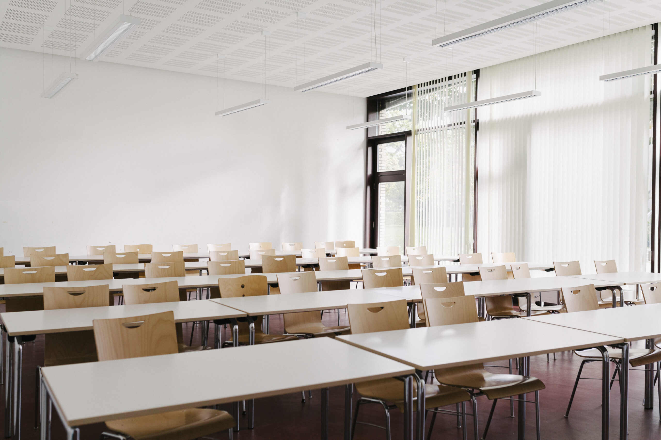 Ein leeres Klassenzimmer ohne Schülerinnen und Schüler